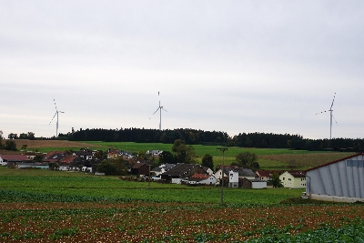 Blick auf Sornhüll mit Windräder im Hintergrund